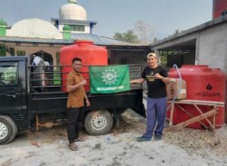 Respons Kekeringan yang Melanda Warga, Pemuda Muhammadiyah Salurkan Air Bersih di Empat Titik Sukadana
