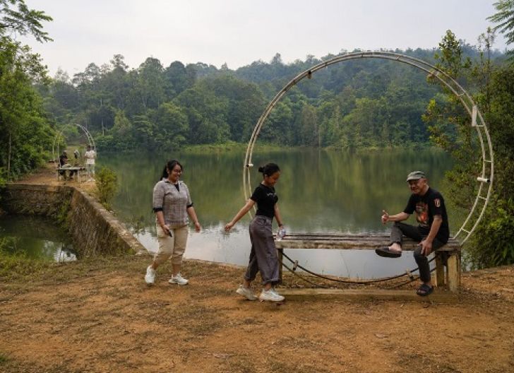 Photo of Saat Air Danau Galilea Menyusut karena Kemarau Panjang Landa Kalbar, Bruder Steph Tetap Menjaga Rumah Pelangi sebagai Kawasan Konservasi dari Bahaya Karhutla