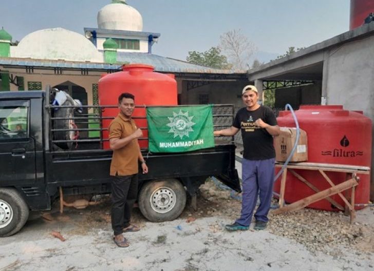 Photo of Respons Kekeringan yang Melanda Warga, Pemuda Muhammadiyah Salurkan Air Bersih di Empat Titik Sukadana