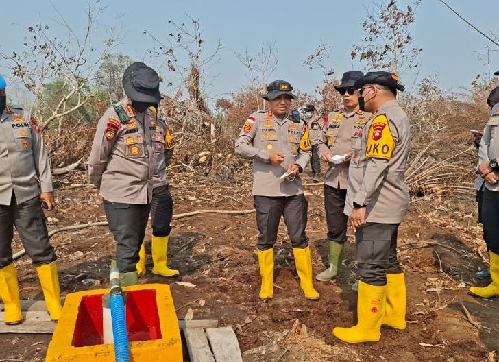 Photo of Perkuat Penanganan Karhutla, Kapolda Kalbar Tinjau Sumur Bor di Sungai Duri Bengkayang