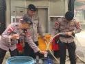 Brimob Peduli, Salurkan 2.400 Liter Air Bersih Untuk Warga Sijangkung Singkawang Selatan