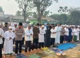 Photo of Umat Muslim Singkawang Gelar Sholat Istisqo Memohon Hujan