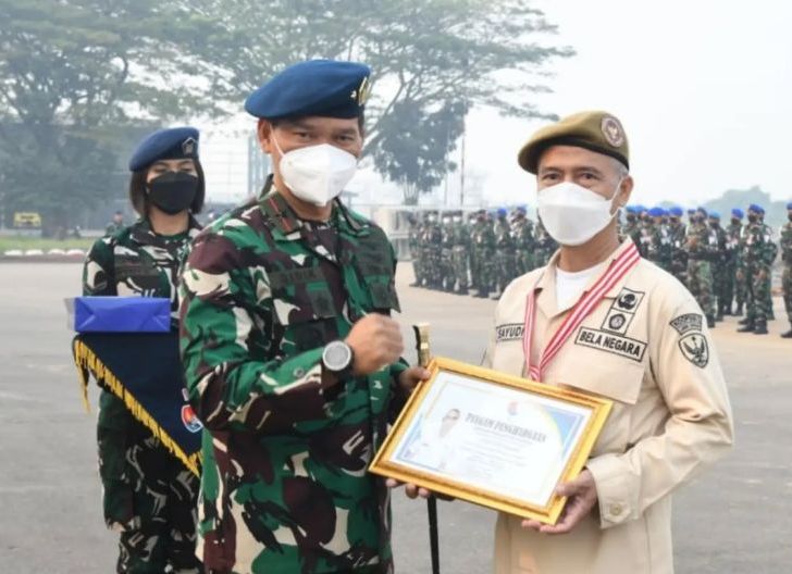 Photo of Penuh Haru, Danlanud Supadio Lepas PNS Sayudi Memasuki Masa Purna Tugas
