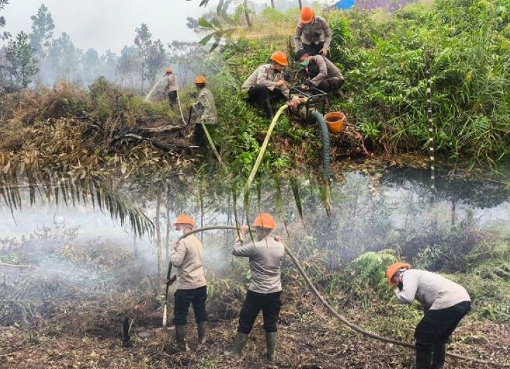 Photo of Cegah Api Merambat ke Permukiman, Brimob Kalbar Sigap Padamkan Karhutla di Kubu Raya