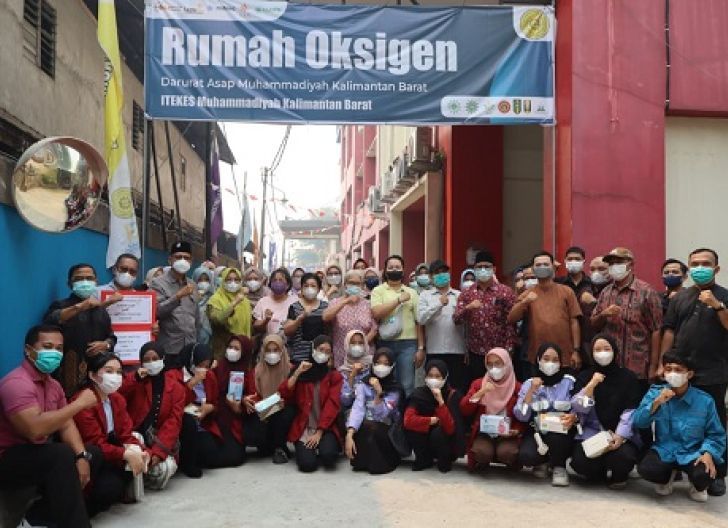 Photo of ITEKES Muhammadiyah Kalbar Aktifkan Rumah Oksigen untuk Warga Terdampak Kabut Asap