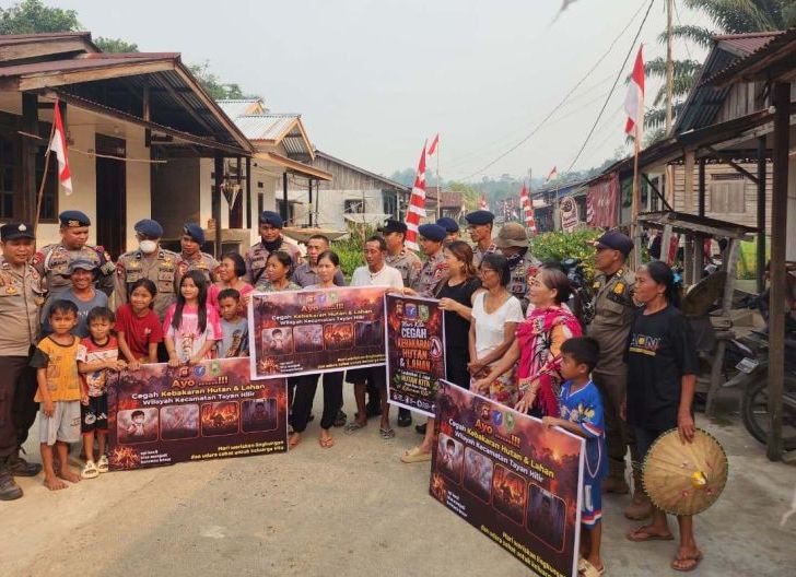 Photo of Cegah Karhutla dari Lingkungan Warga, Polsek Tayan Hilir dan Brimob Gencarkan Sosialisasi