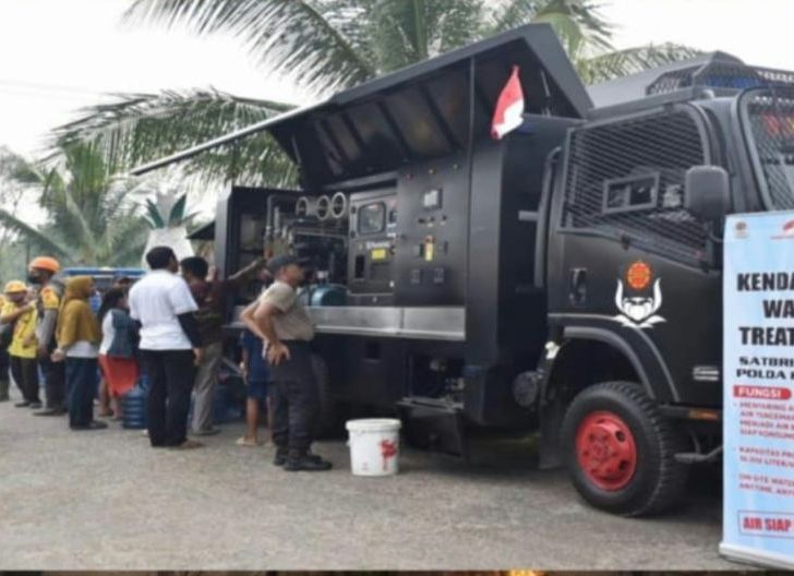 Photo of Brimob Polda Kalbar Salurkan Air Bersih ke Warga Pontianak Utara, Atasi Kesulitan Akibat Musim Kemarau