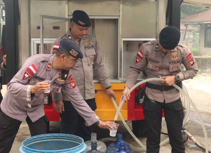 Photo of Brimob Peduli, Salurkan 2.400 Liter Air Bersih Untuk Warga Sijangkung Singkawang Selatan