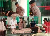 Photo of Sigap di Tengah Kabut Asap, Brimob Kalbar Evakuasi Warga Pingsan ke Puskesmas