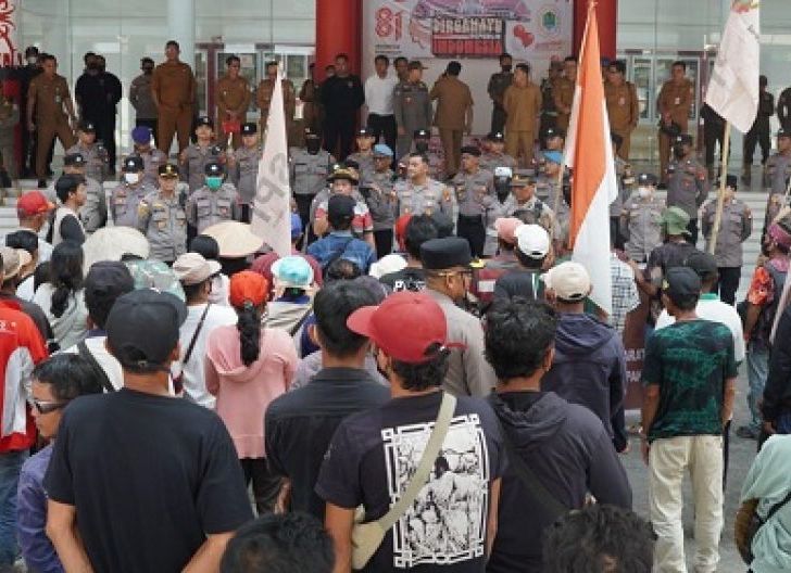 Photo of Petani Keluhkan Konflik Pertanahan Marak di Kapuas Hulu