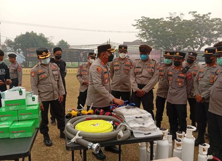 Photo of Polres Singkawang Terima Bantuan Peralatan Karhutla Dari Polda Kalbar
