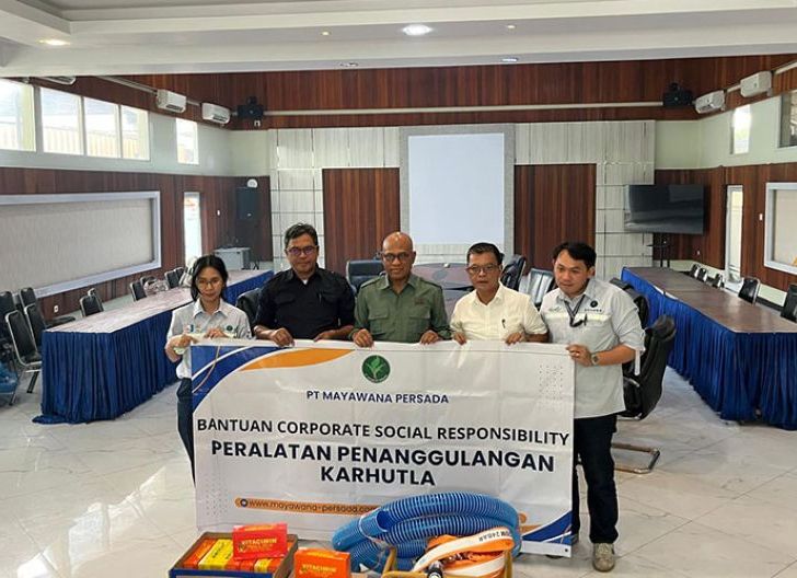 Photo of Perkuat Penanganan Karhutla di Kalbar, Mayawana Serahkan Sarana Pemadaman ke DLHK