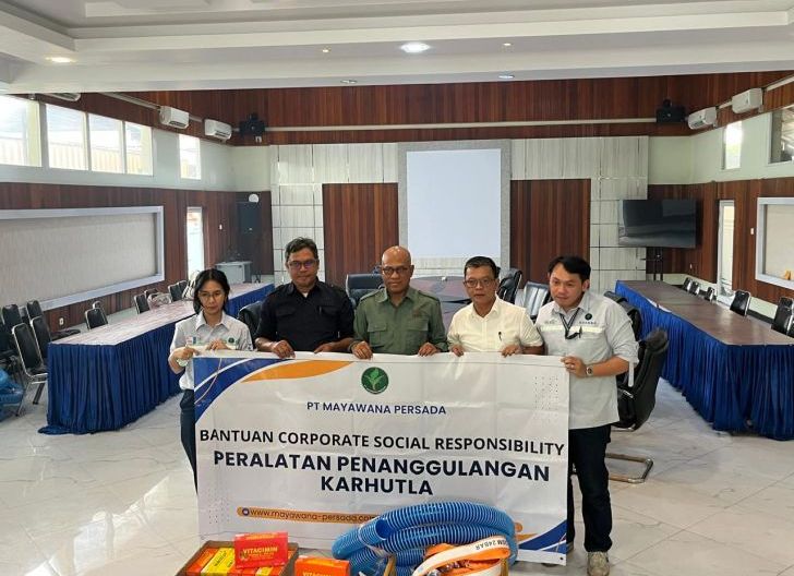 Photo of Perkuat Penanganan Karhutla di Kalbar, Mayawana Serahkan Sarana Pemadaman ke DLHK