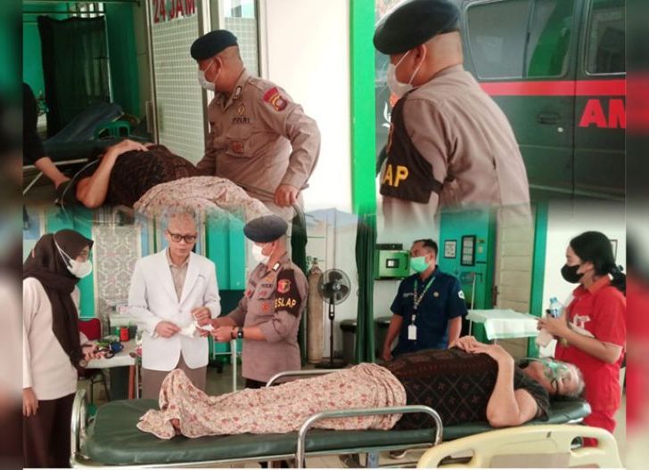 Photo of Sigap di Tengah Kabut Asap, Brimob Kalbar Evakuasi Warga Pingsan ke Puskesmas