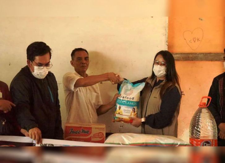 Photo of Peduli Korban Karhutla, dr. Grace Pabayo Salurkan Paket Sembako untuk Warga dan Relawan
