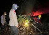 Photo of Gotong Royong Lawan Karhutla, Api di Dusun Kawat Berhasil Dikendalikan