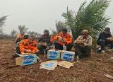 Photo of Tak Hanya Beri Instruksi, Alex Turun Langsung dan Makan Nasi Bungkus Bersama Petugas Karhutla