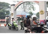 Photo of Peduli Dampak Asap Karhutla, Prajurit Yon Parako 466 Pasgat Bagikan Masker kepada Warga