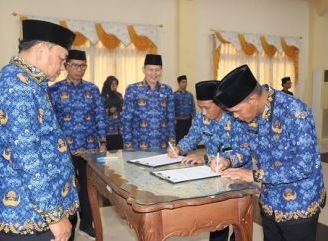 Berlangsung Khitmad, Kakanwil Kemenag Kalbar Lantik Kepala Madrasah, Kepala KUA, dan Pranata Keuangan APBN