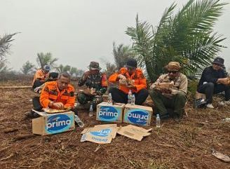 Tak Hanya Beri Instruksi, Alex Turun Langsung dan Makan Nasi Bungkus Bersama Petugas Karhutla