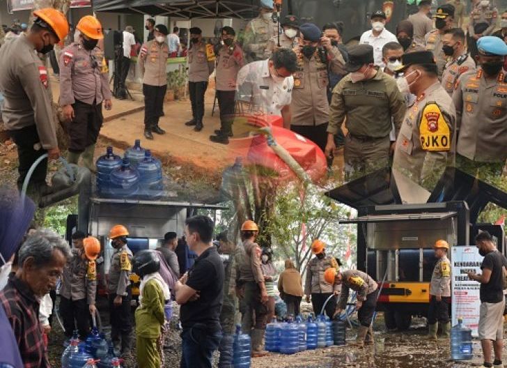 Photo of Dansatbrimob Polda Kalbar Pimpin Langsung Distribusi Air Bersih bagi Warga Terdampak Karhutla