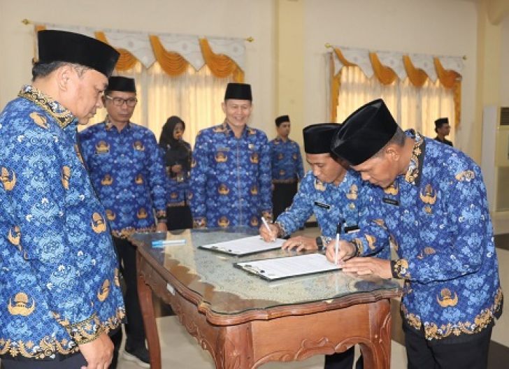 Photo of Berlangsung Khitmad, Kakanwil Kemenag Kalbar Lantik Kepala Madrasah, Kepala KUA, dan Pranata Keuangan APBN