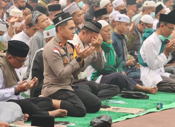 Photo of Polres Sanggau Gelar Shalat Istisqa dan Doa Bersama, Ikhtiar Hadapi Kemarau Panjang
