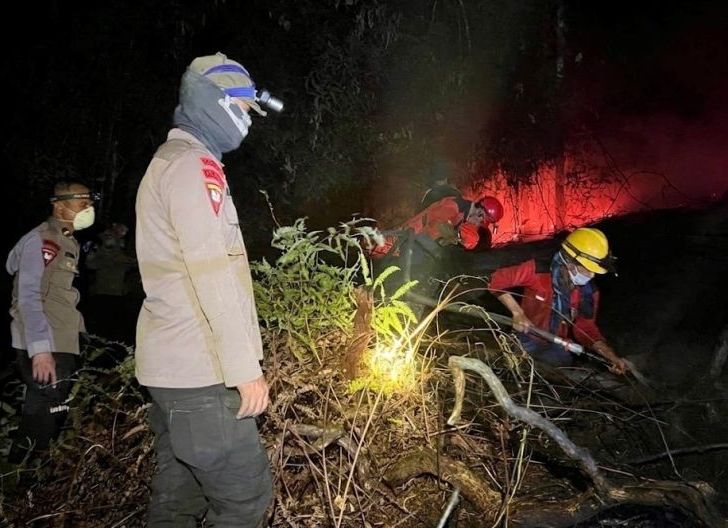 Photo of Gotong Royong Lawan Karhutla, Api di Dusun Kawat Berhasil Dikendalikan