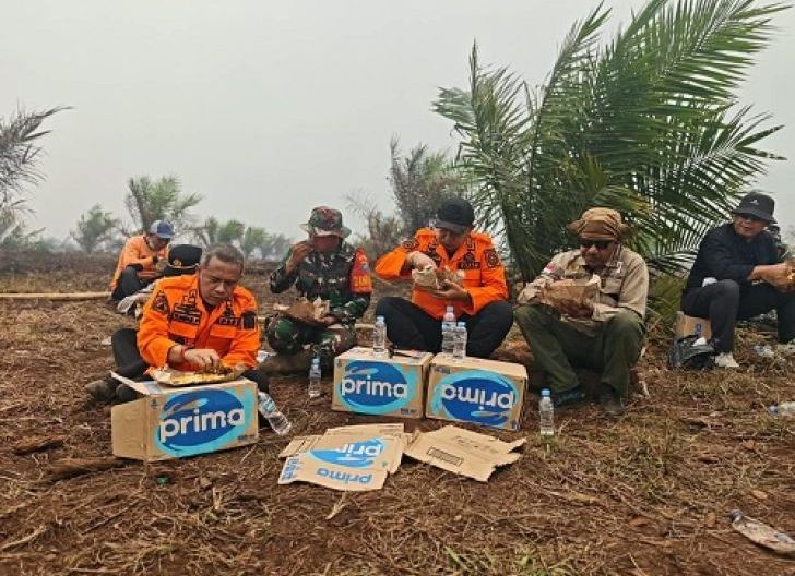 Photo of Tak Hanya Beri Instruksi, Alex Turun Langsung dan Makan Nasi Bungkus Bersama Petugas Karhutla