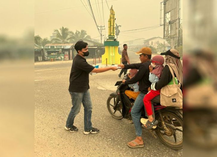 Photo of Kreasi Muhammadiyah Kayong Utara Bagikan Masker Bagi Warga Terdampak Kabut Asap Di Teluk Melano