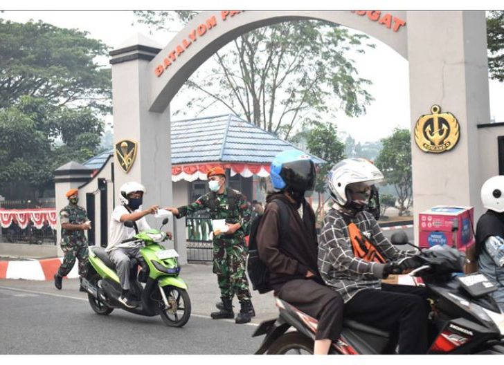 Photo of Peduli Dampak Asap Karhutla, Prajurit Yon Parako 466 Pasgat Bagikan Masker kepada Warga