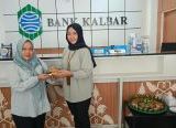 Photo of Hari Pelanggan Nasional Bank Kalbar Peduli Nasabah di Tengah Kabut Asap, Masker hingga Jus Dibagikan