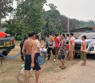 Polres Sanggau Salurkan 3.000 Liter Air Bersih untuk Warga Tanjung Kapuas