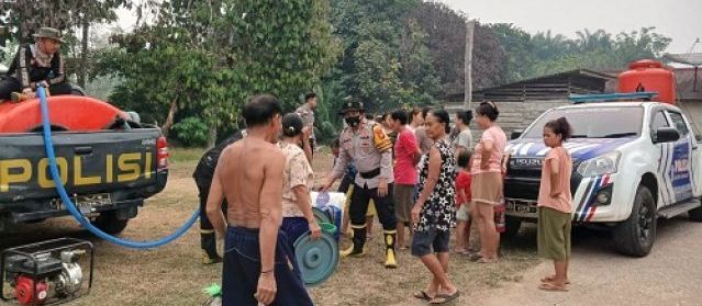 Polres Sanggau Salurkan 3.000 Liter Air Bersih untuk Warga Tanjung Kapuas