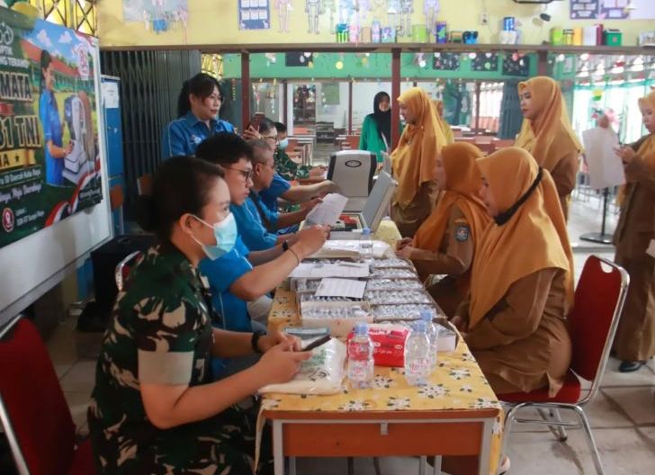 Photo of Sambut HUT ke-81 TNI, Kodam XII/Tpr Gelar Pemeriksaan Kesehatan Gratis untuk Guru di Kubu Raya