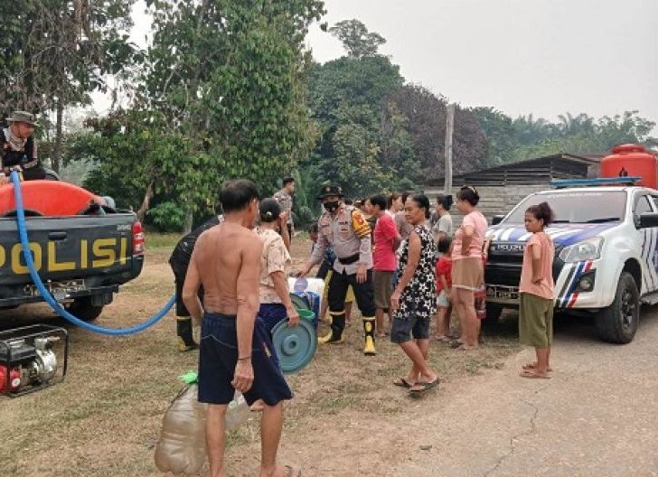 Photo of Polres Sanggau Salurkan 3.000 Liter Air Bersih untuk Warga Tanjung Kapuas