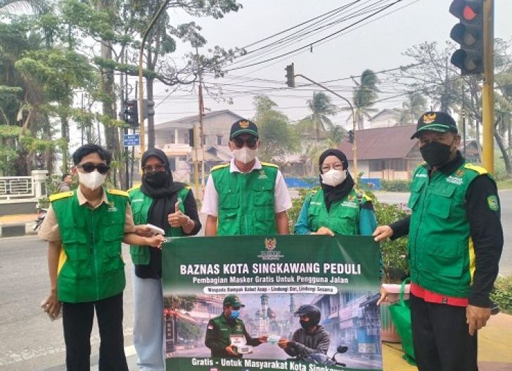 Photo of Kualitas Udara Memburuk Akibat Karhutla, Baznas Singkawang Bagikan Masker Gratis ke Pengguna Jalan