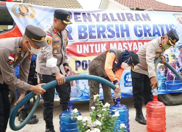 Photo of Kemarau dan Karhutla Picu Krisis Air, Polres Bengkayang Salurkan Air Bersih
