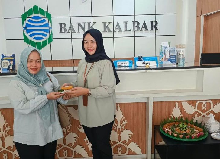 Photo of Hari Pelanggan Nasional Bank Kalbar Peduli Nasabah di Tengah Kabut Asap, Masker hingga Jus Dibagikan