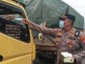 Asap Karhutla Menyelimuti Sanggau, Polisi Turun Bagikan Masker kepada Pengguna Jalan