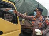 Photo of Asap Karhutla Menyelimuti Sanggau, Polisi Turun Bagikan Masker kepada Pengguna Jalan