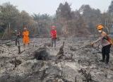 Photo of Bersama Warga dan Manggala Agni, Polsek Sekayam Pastikan Titik Panas Malenggang Aman