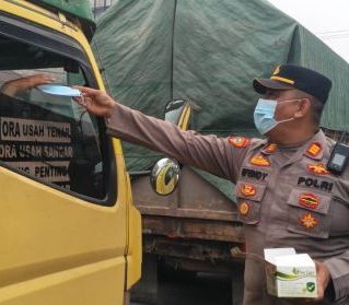 Asap Karhutla Menyelimuti Sanggau, Polisi Turun Bagikan Masker kepada Pengguna Jalan