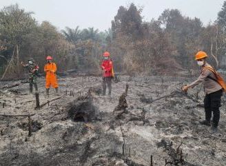 Bersama Warga dan Manggala Agni, Polsek Sekayam Pastikan Titik Panas Malenggang Aman