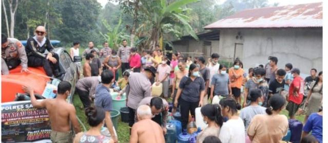 Polres Sanggau Gencarkan Penyaluran Air Bersih Serta Layani Pengobatan Gratis dan Edukasi Warga Cegah Karhutla