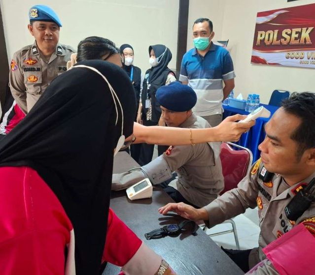 Jaga Kebugaran Personel, Polsek Tayan Hilir Gelar Pemeriksaan Kesehatan untuk Polisi dan BKO Korbrimob