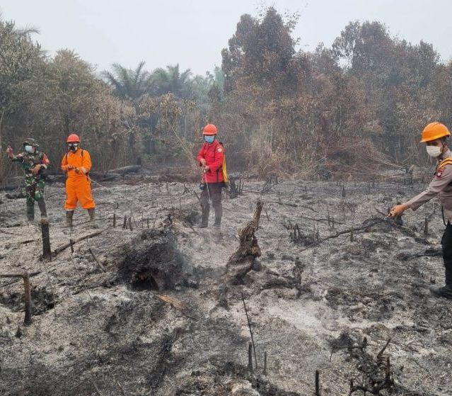 Bersama Warga dan Manggala Agni, Polsek Sekayam Pastikan Titik Panas Malenggang Aman