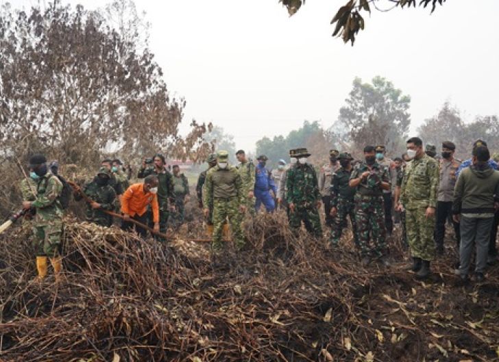 Photo of Cegah Karhutla di Lahan Gambut Kubu Raya, Pangkogabwilhan I dan Pangdam XII/Tpr Semprotkan Bios 44