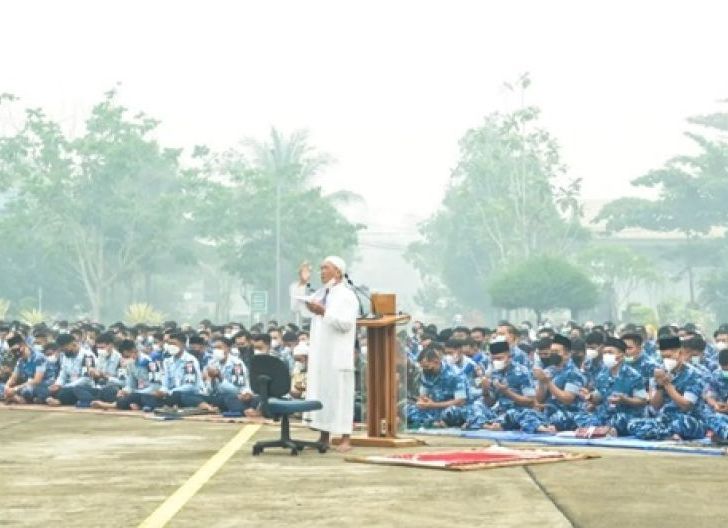 Photo of Bentuk Ikhtiar Spiritual, Keluarga Besar Lanud Supadio Gelar Sholat Istisqa Berjamaah