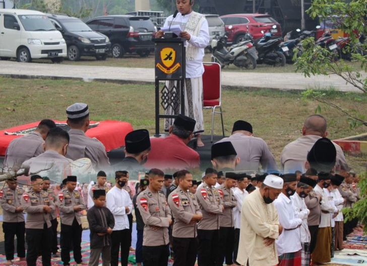 Photo of Kemarau Melanda, Brimob Kalbar Bersama Warga Gelar Sholat Istisqa Memohon Turunnya Hujan